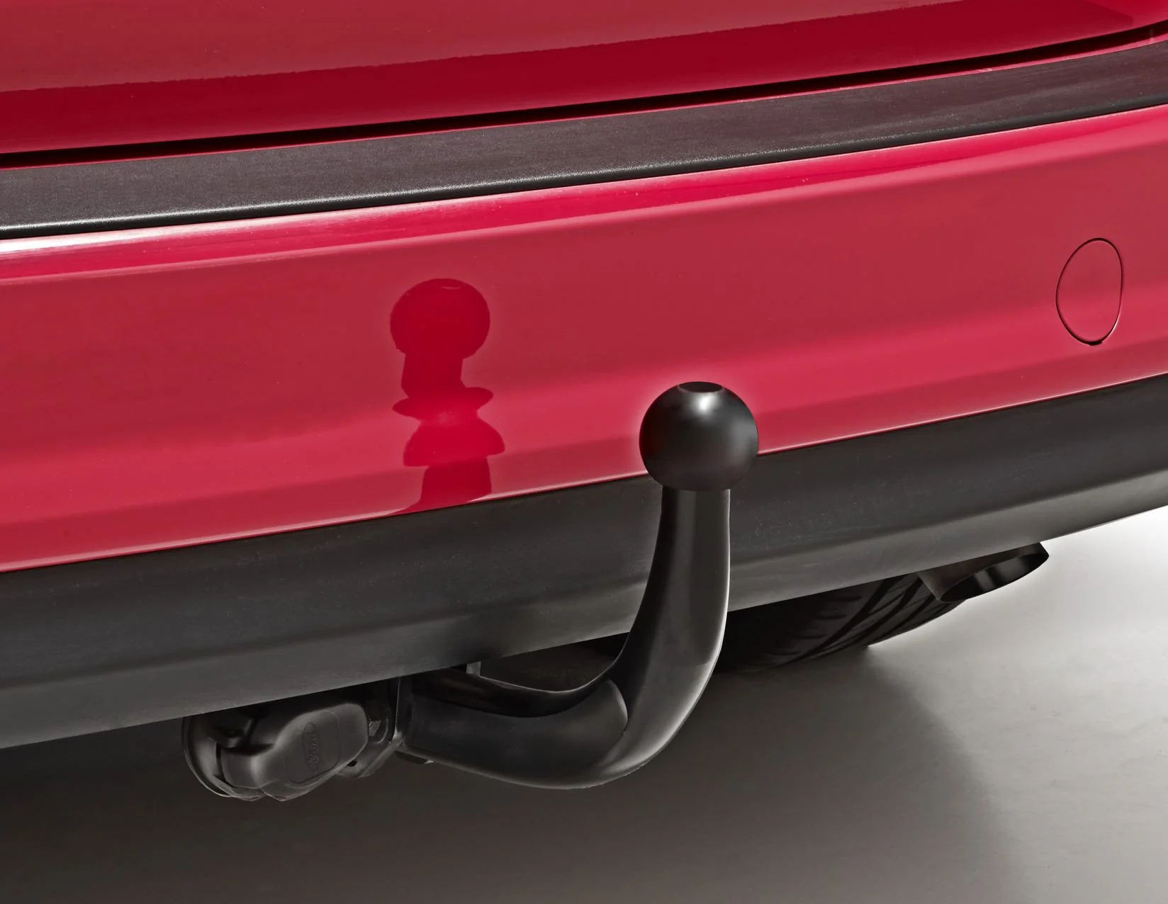 C-MAX FIXED TOW BAR 11/2015, VEHICLES WITH 1.0 L ECOBOOST ENGINES AND WHICH ARE NOT EQUIPPED WITH CONNECTORS FOR THE TOW BAR ELECTRICAL KIT.